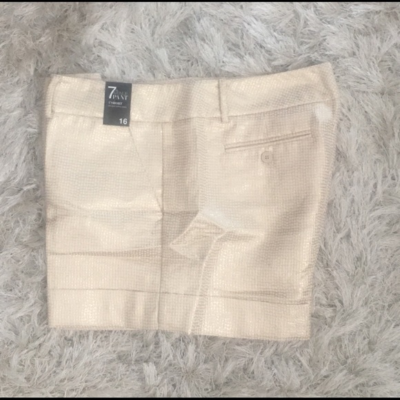 Shorts - Picture 2 of 3